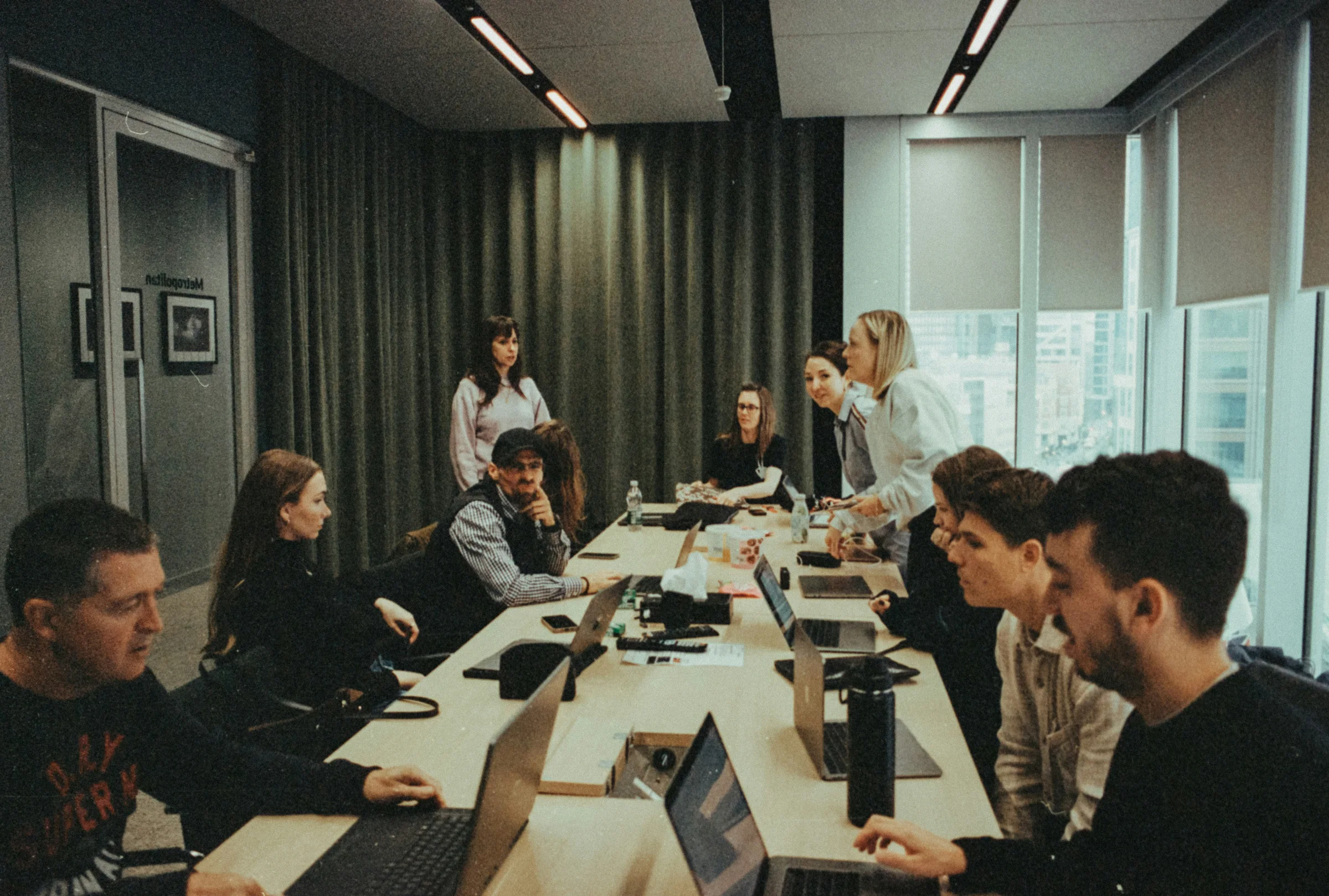 Team arbeitet gemeinsam an einem Hackathon-Projekt