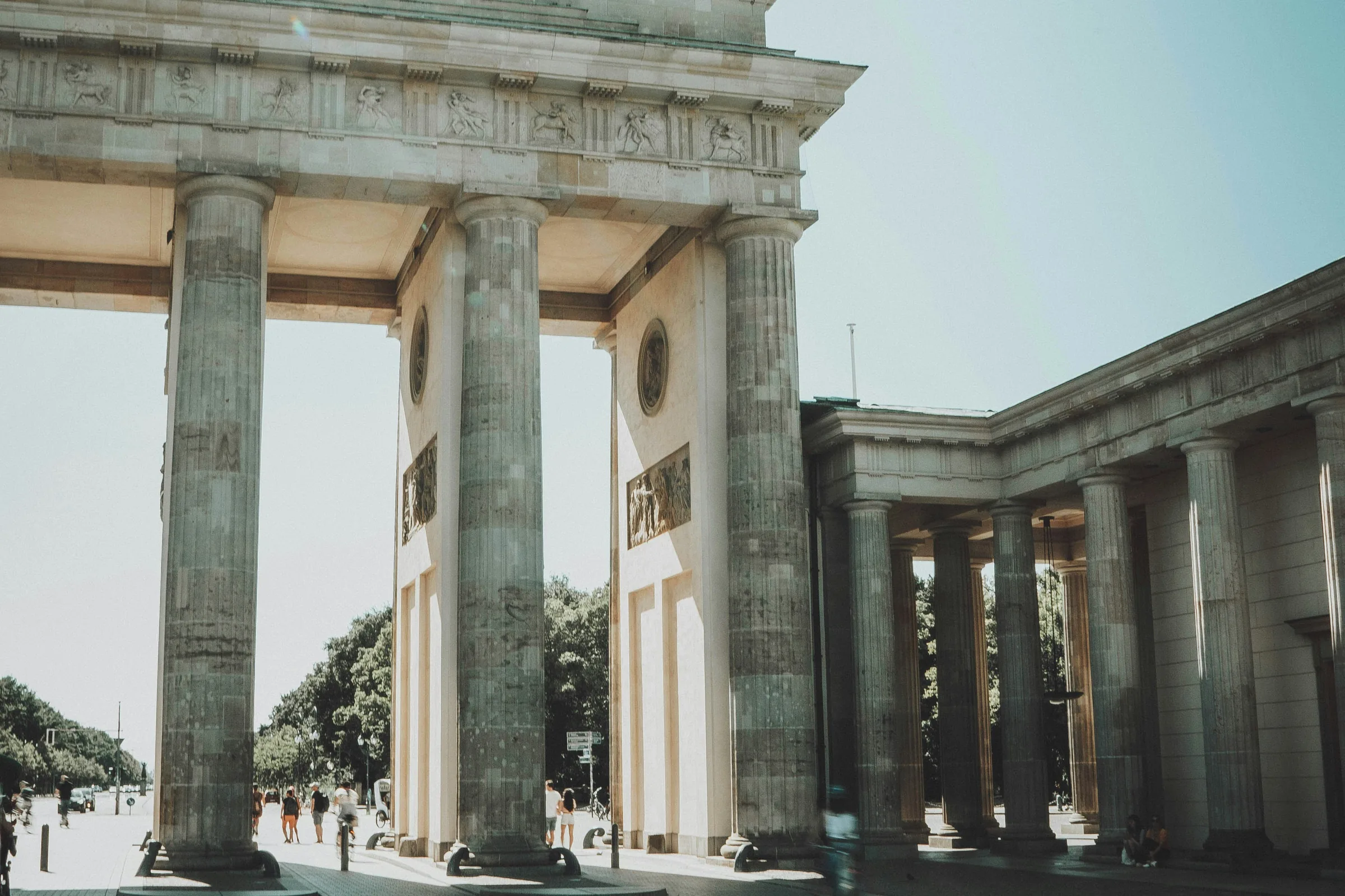 Das Brandenburger Tor in Berlin bei Tageslicht