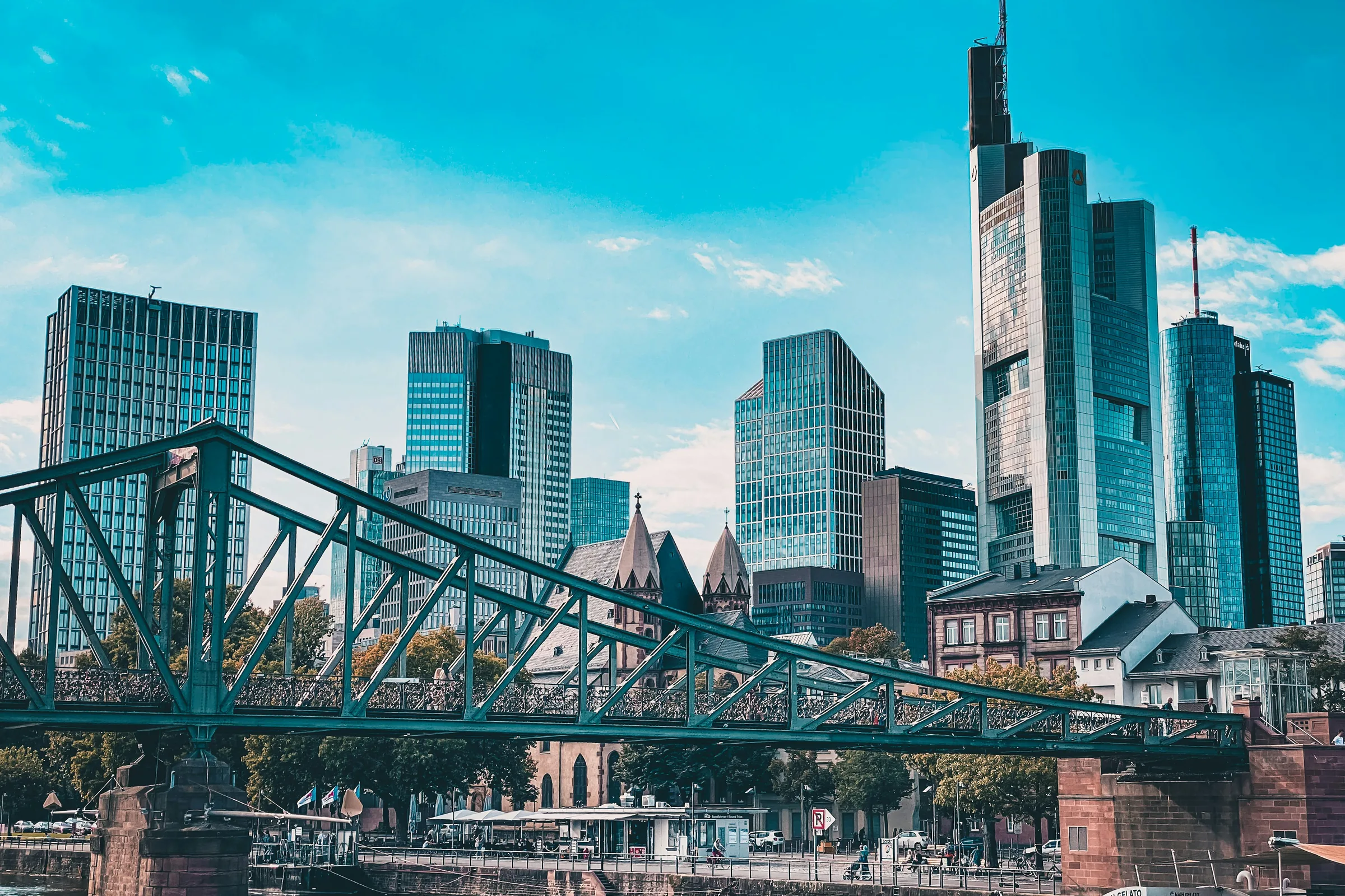 Frankfurter Skyline mit Hochhäusern und Eiserner Steg