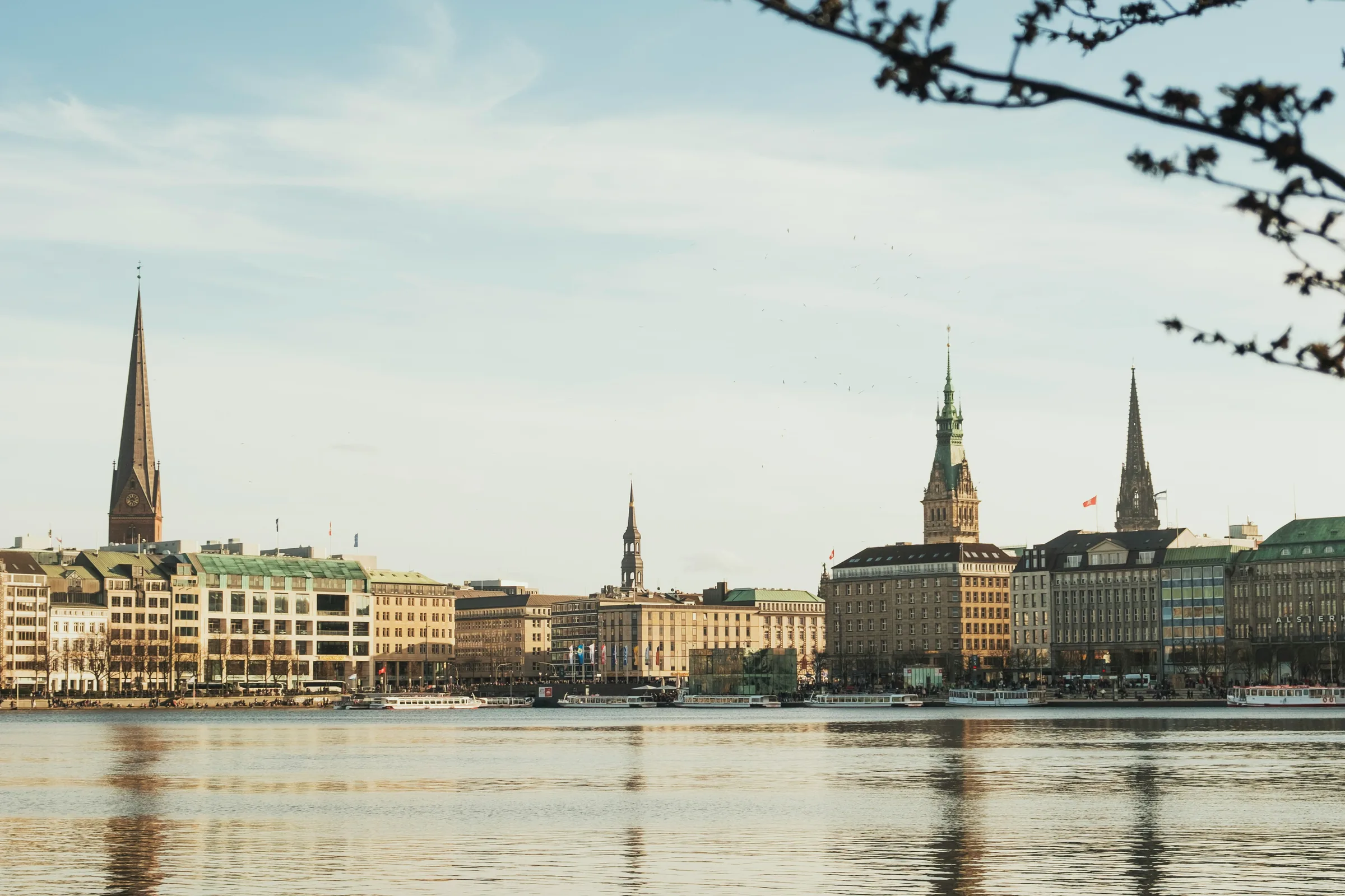 Hamburger Innenstadt und Kirchtürme an der Binnenalster
