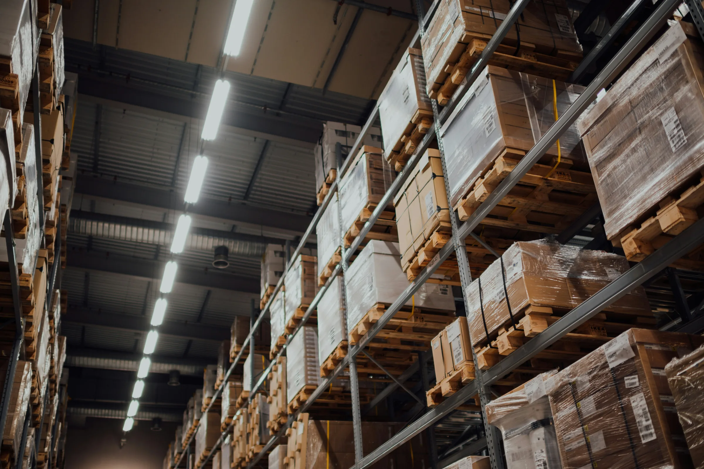 Hochregale mit Paletten und Waren in einem Logistiklager