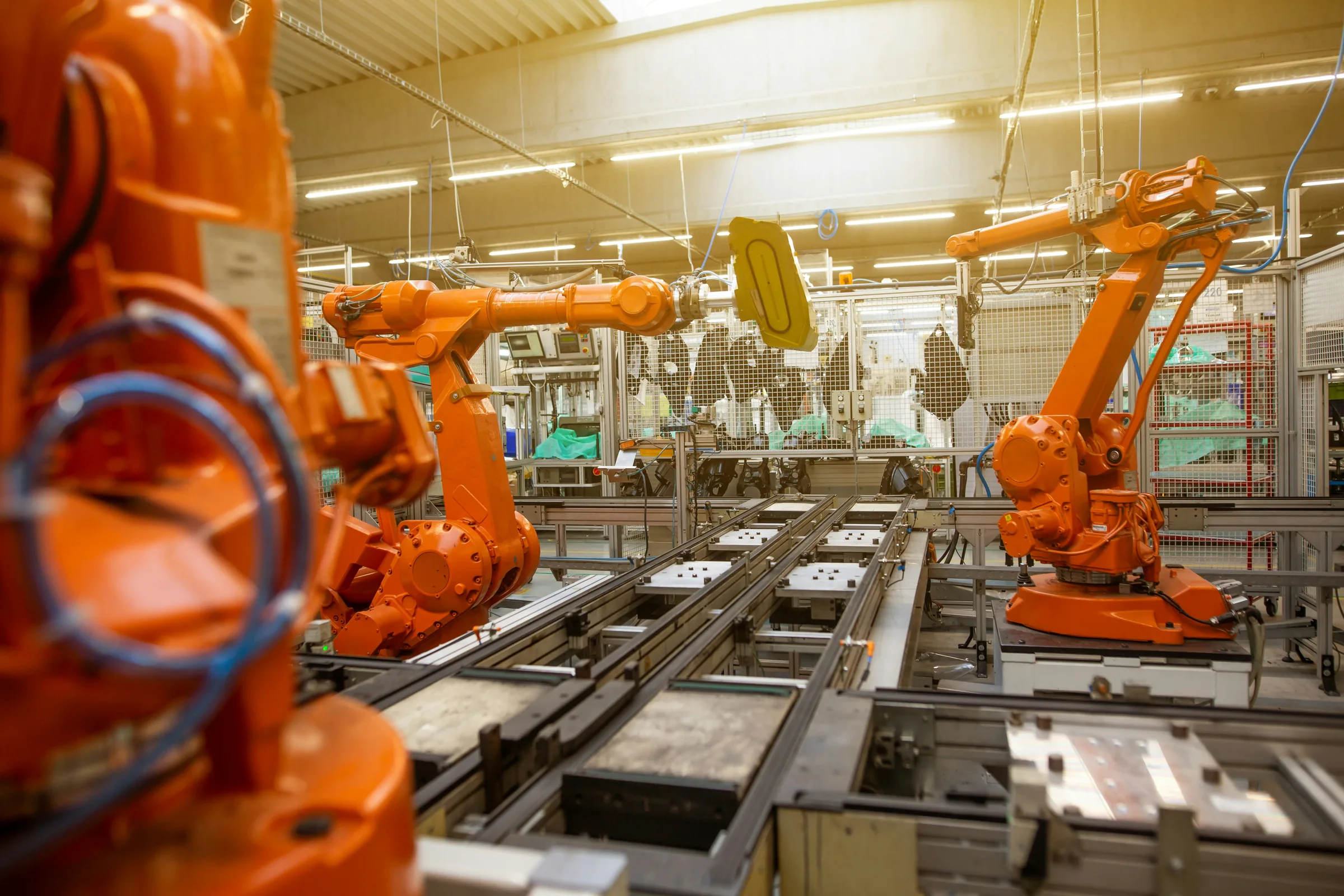 Industrieroboter in einer automatisierten Fertigungshalle