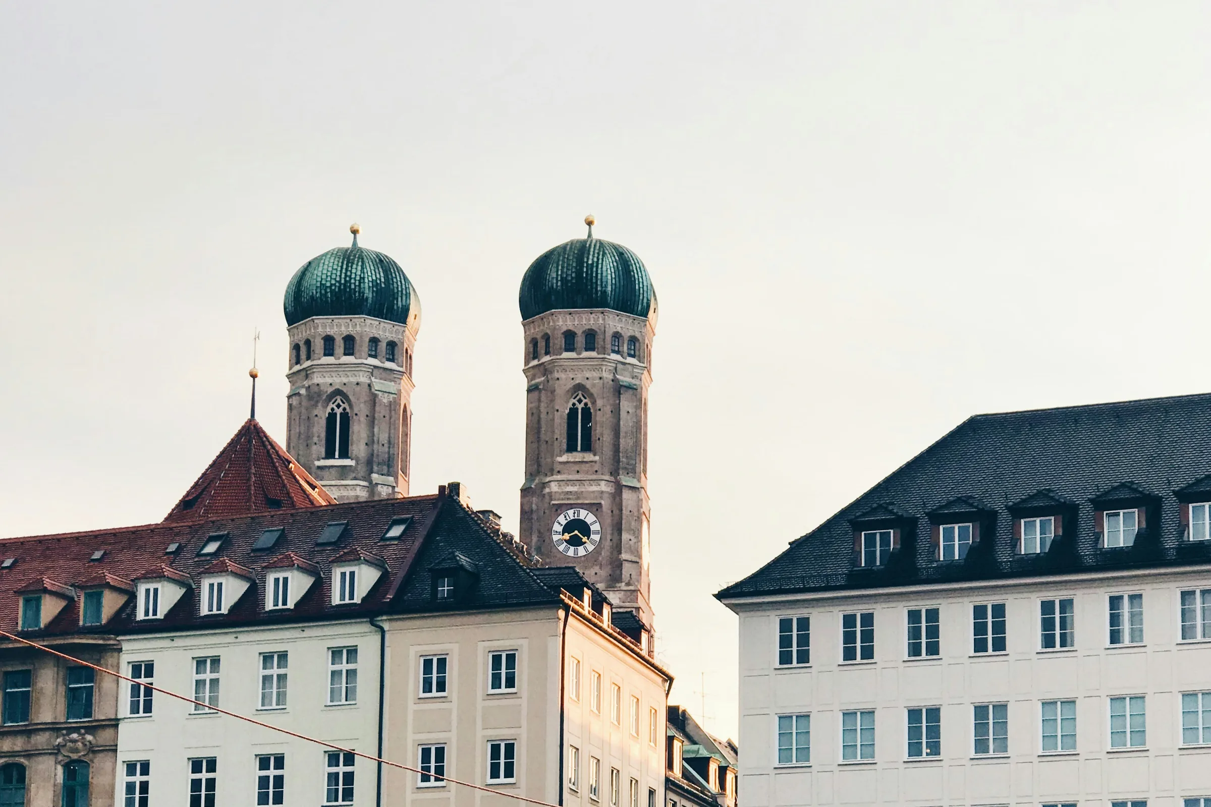 Die Türme der Frauenkirche über den Dächern von München