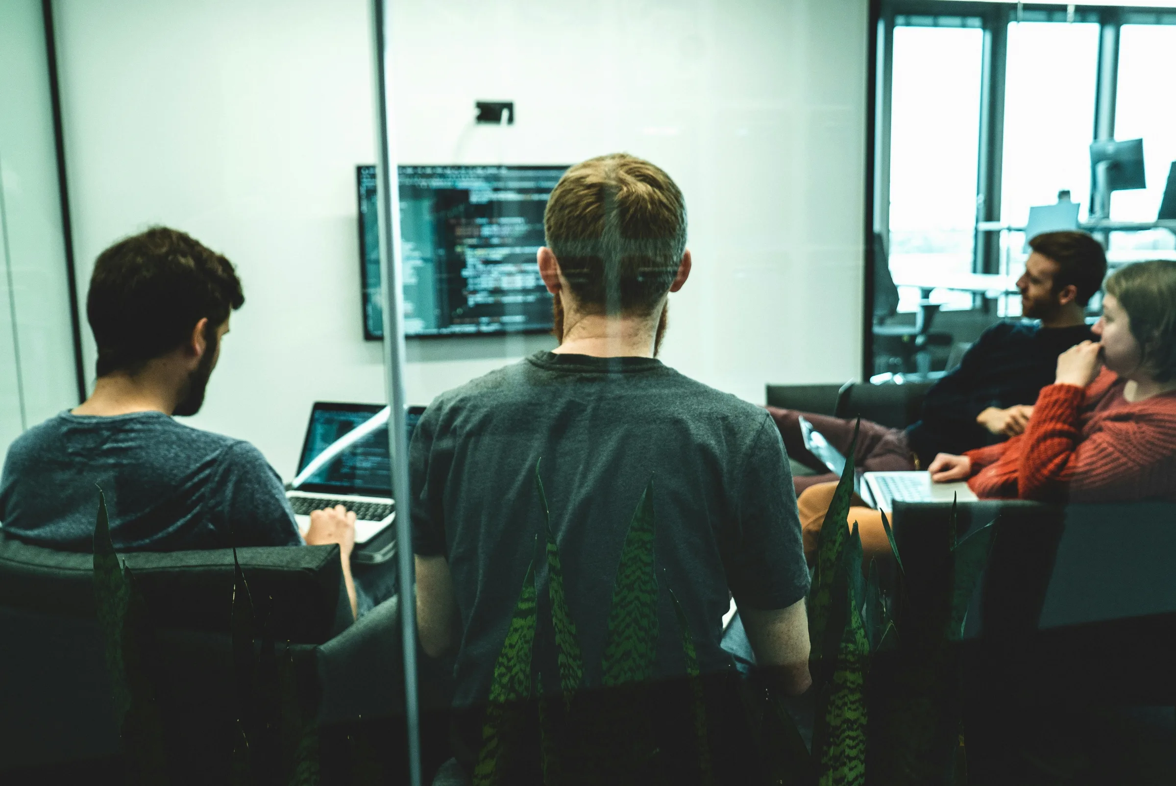 Softwareteam bespricht gemeinsam einen technischen Prototyp